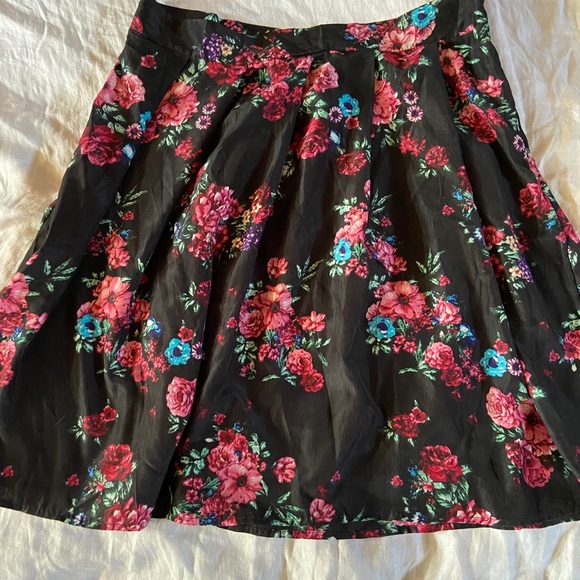 Adorable High Waist Band Black Floral Pleated Mini - Picture 2 of 5